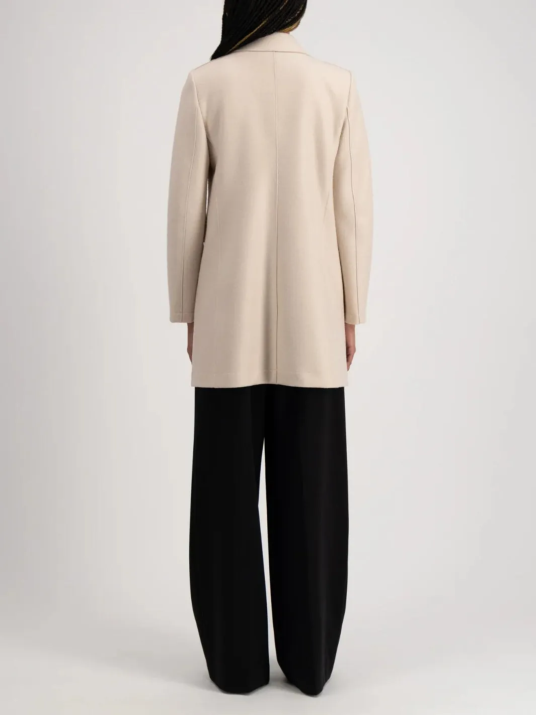 SHORT COAT LIGHT PRESSED WOOL Kremfarget