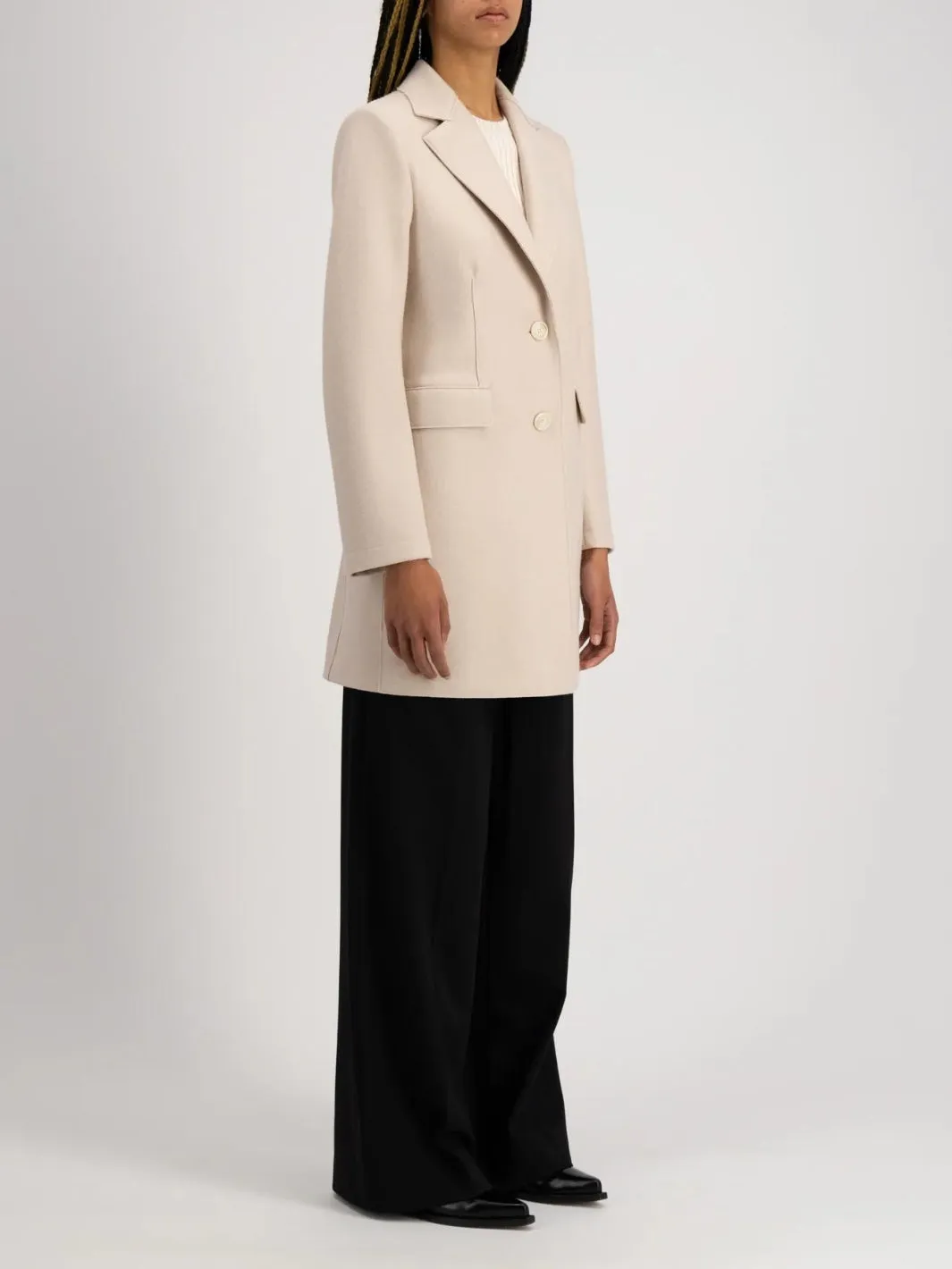 SHORT COAT LIGHT PRESSED WOOL Kremfarget