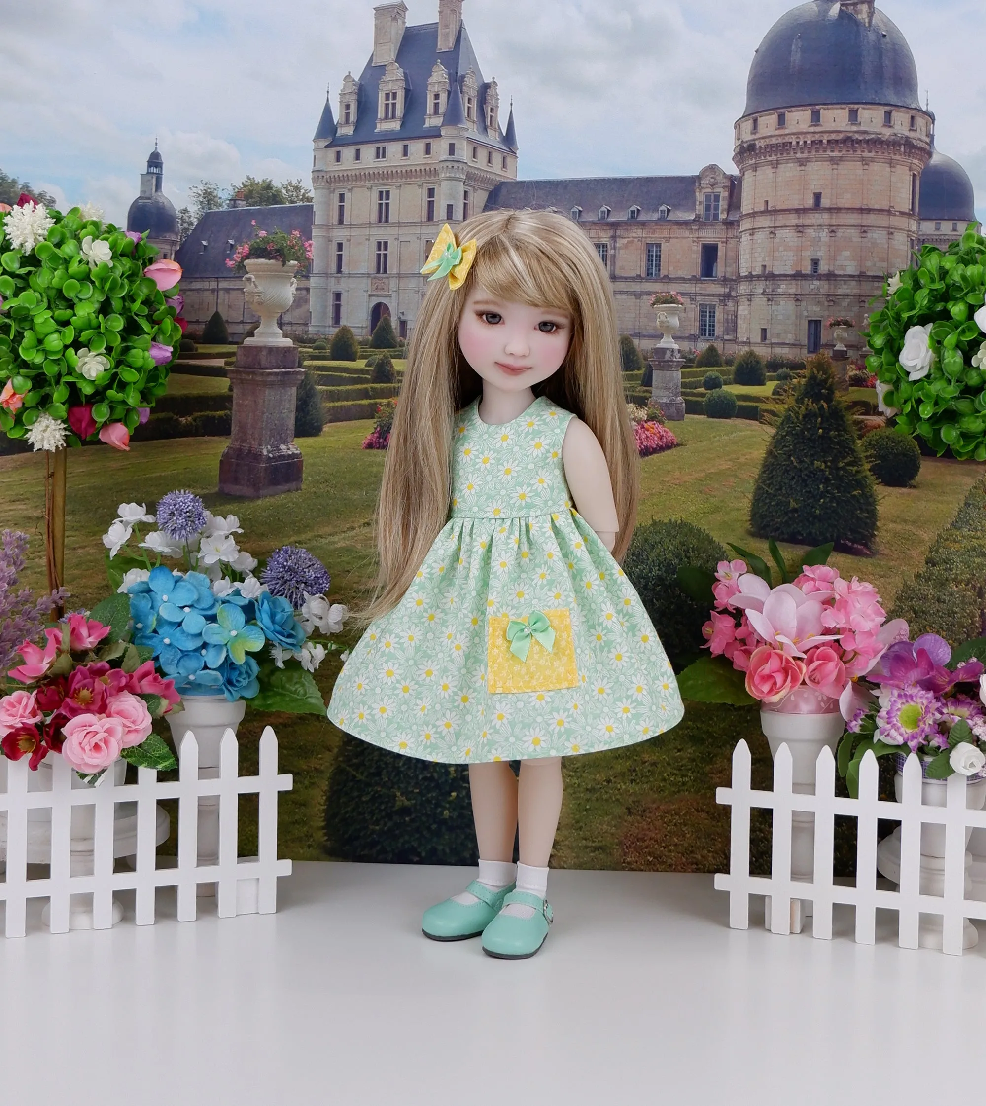 Simple Daisy - dress with shoes for Ruby Red Fashion Friends doll