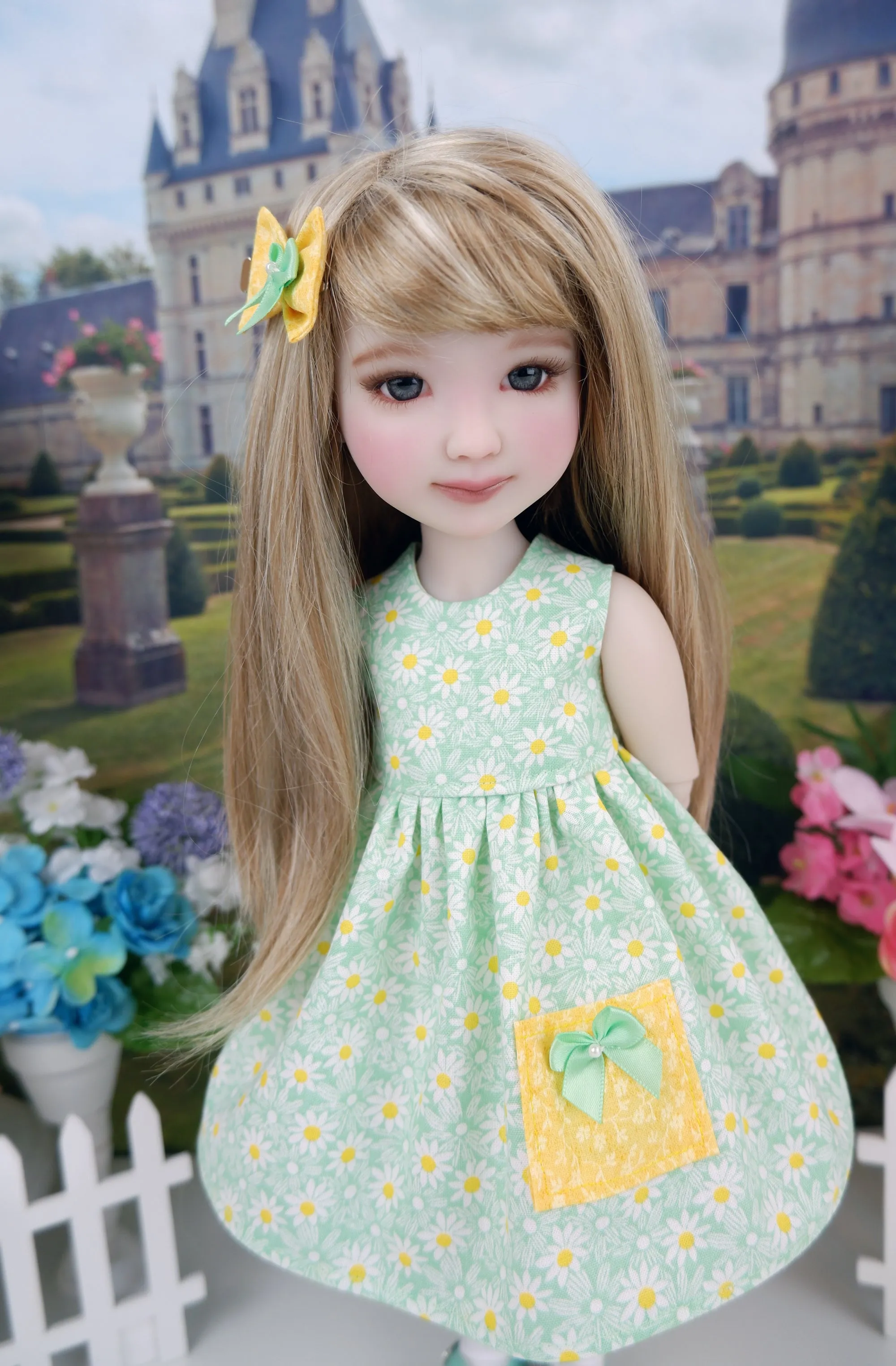Simple Daisy - dress with shoes for Ruby Red Fashion Friends doll