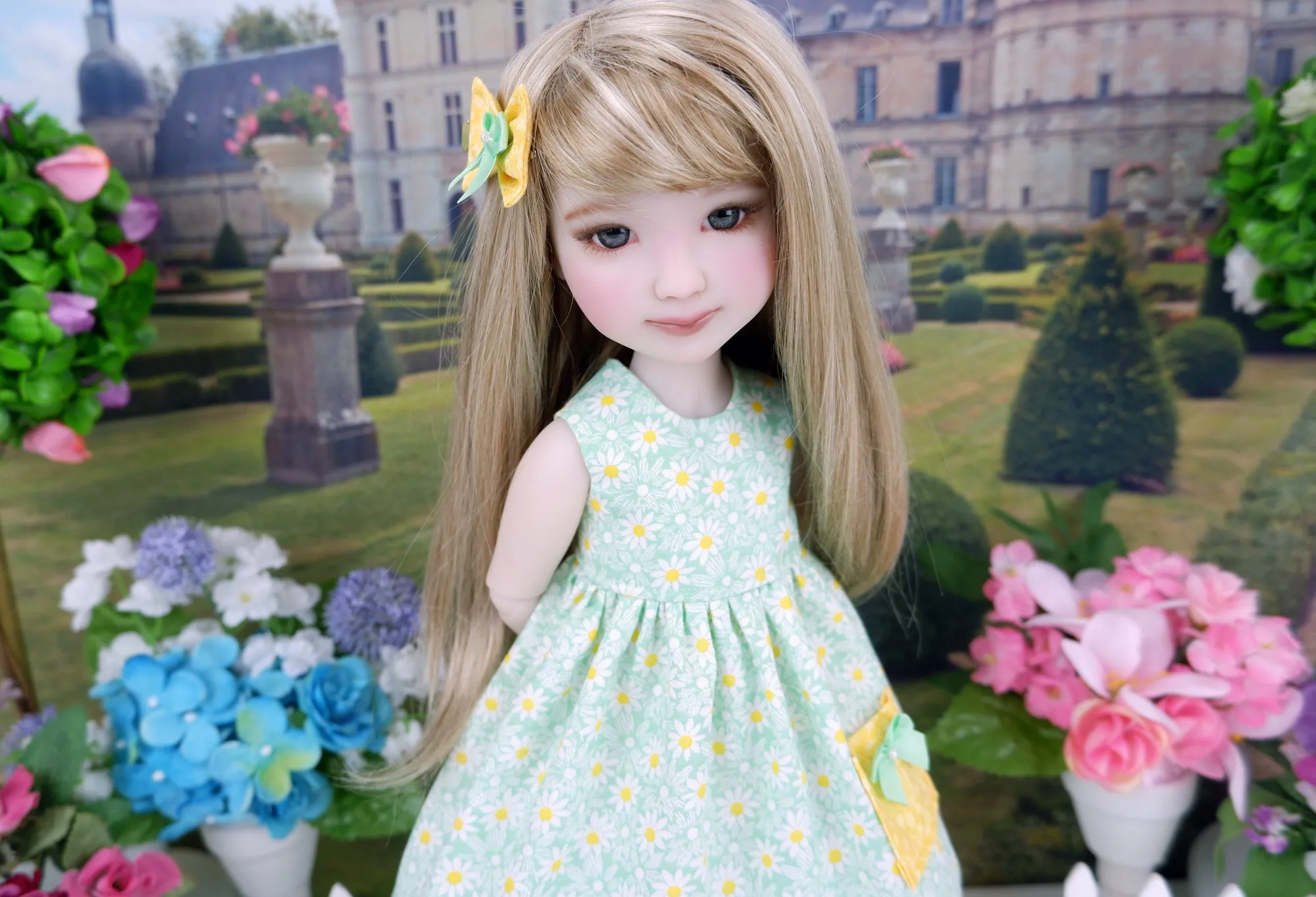 Simple Daisy - dress with shoes for Ruby Red Fashion Friends doll