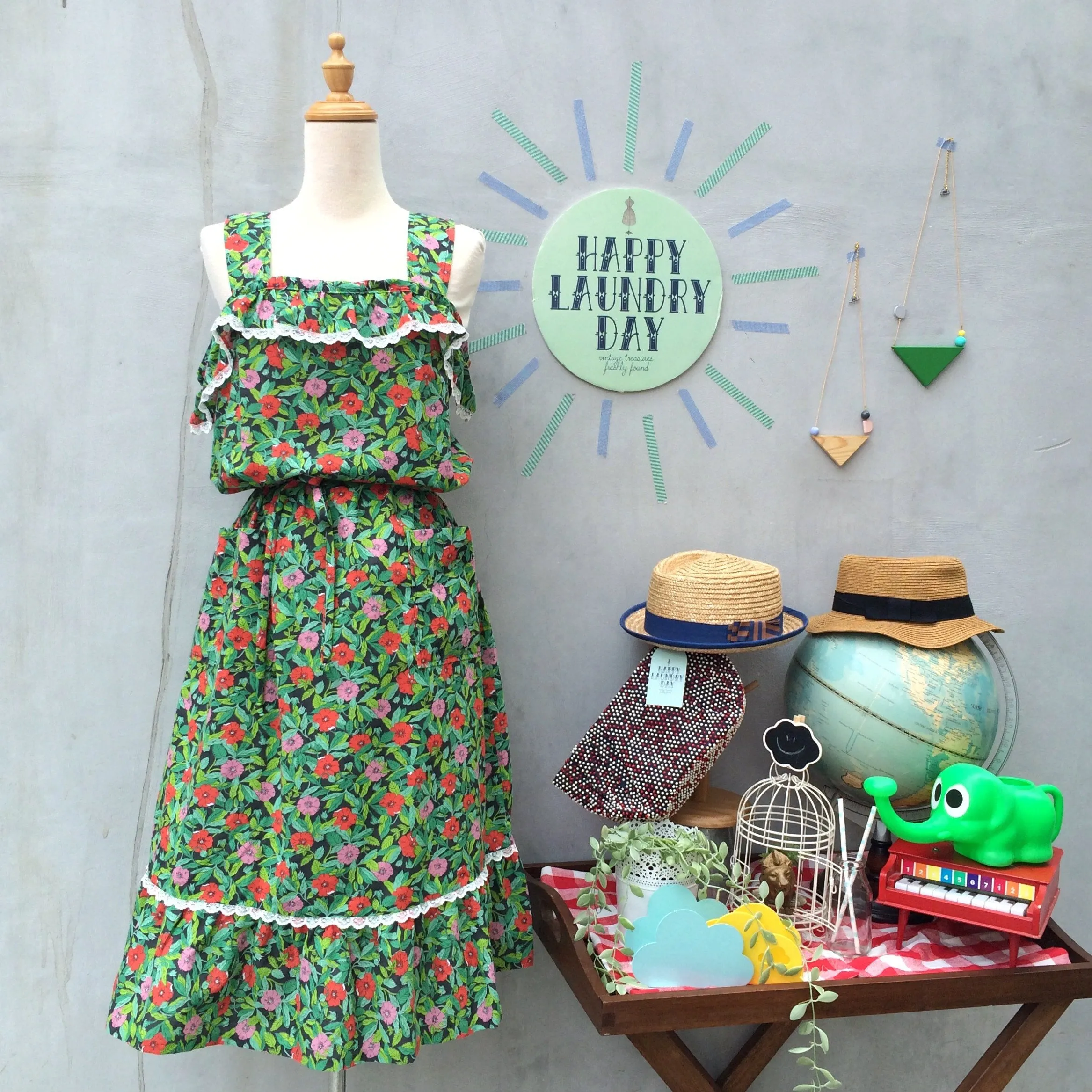 Sunny Safari | Vintage 1970s 1980s Tropical Jungle Leaf floral Sun Dress